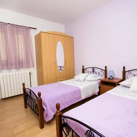 M&s * بودْسْتغانا